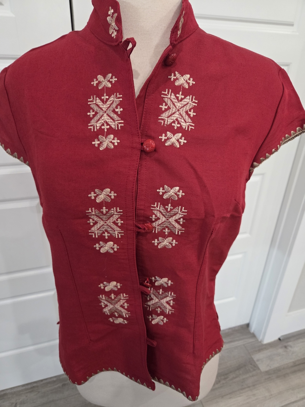 QIAN FANG VINTAGE WOMENS RED MANDIRIAN EMBROIDERED TOP. SIZE SMAL - Picture 6 of 13